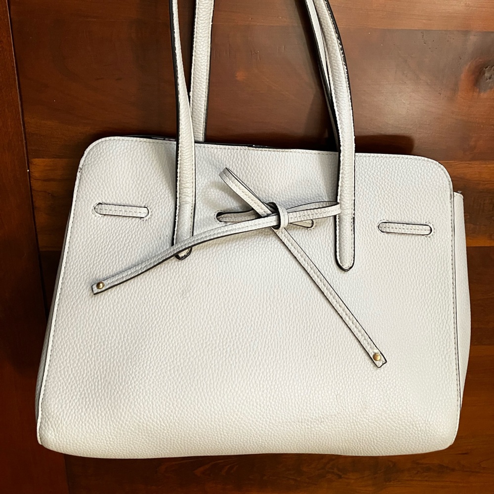 Elegant Cream Handbag with Floral Fabric Lining